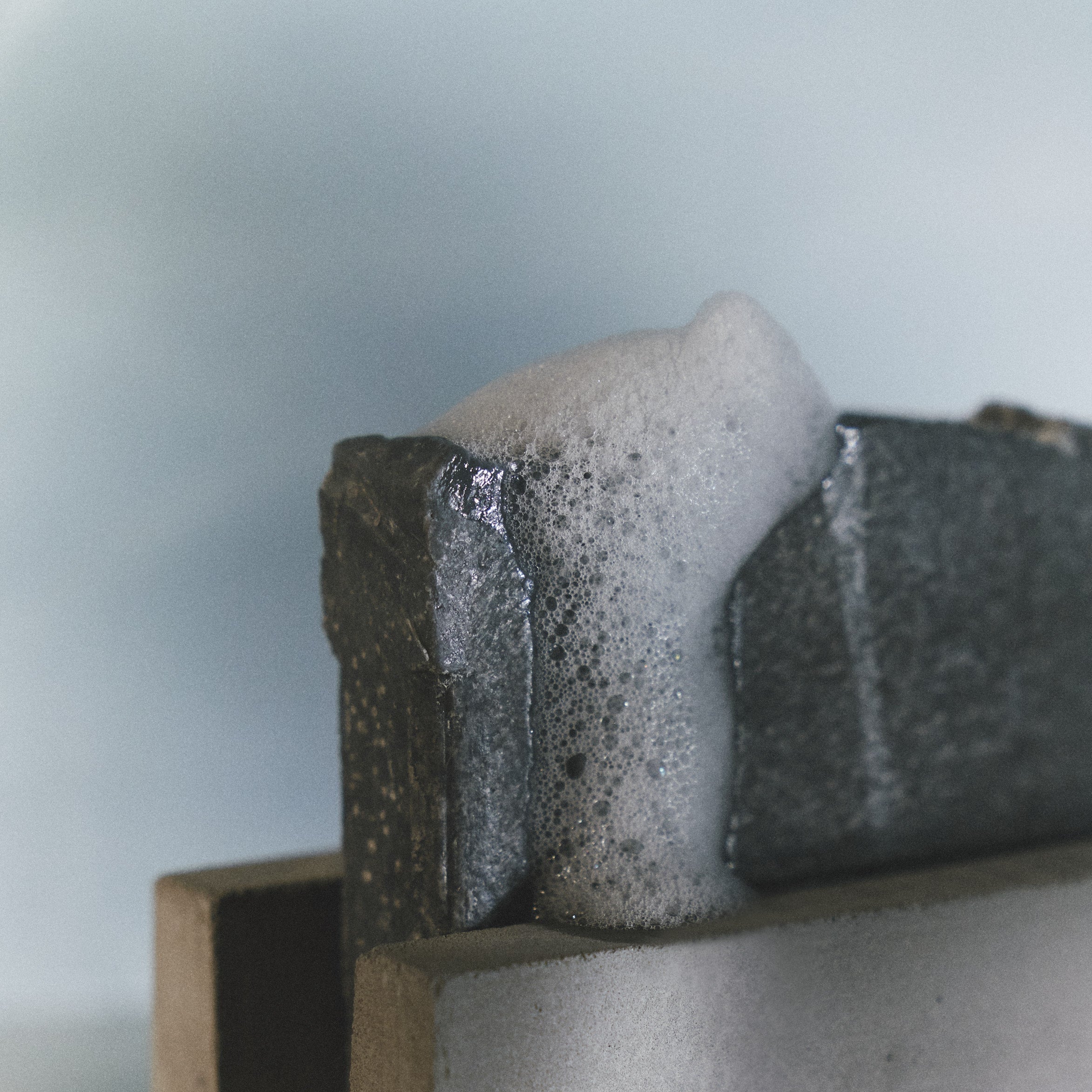 Seife mit Aktivkohle und Zedernöl